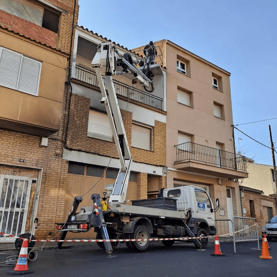 Edifici cremat netejant-se amb amb elements d'altura